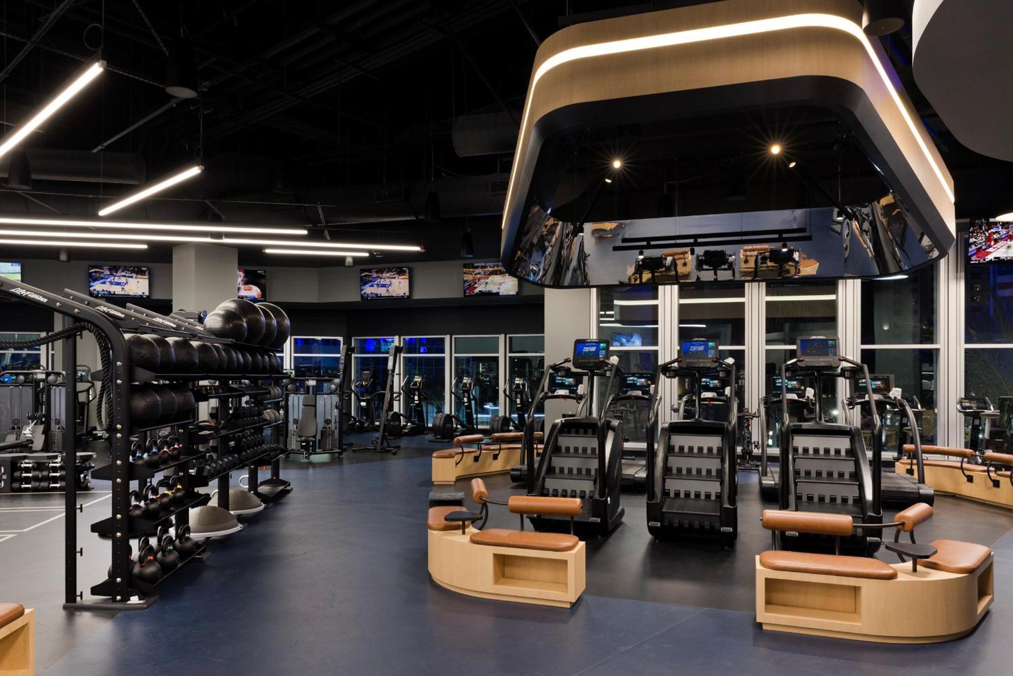 Fontainebleau Las Vegas Kültér fotó The Fitness Center at the 2019 Texas Longhorn Center