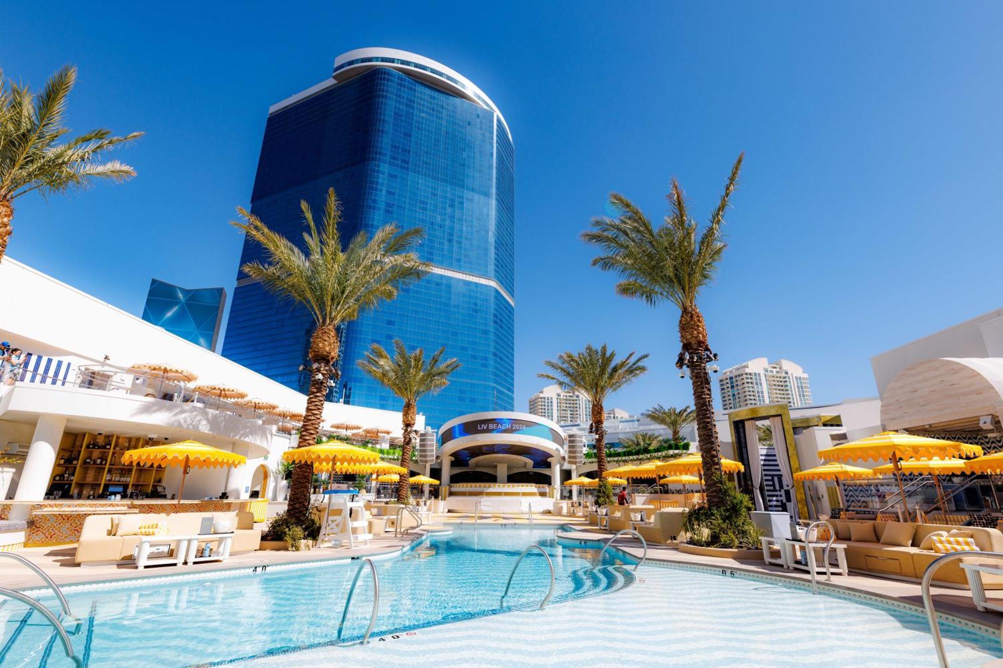 Fontainebleau Las Vegas Kültér fotó The pool at the Wynn