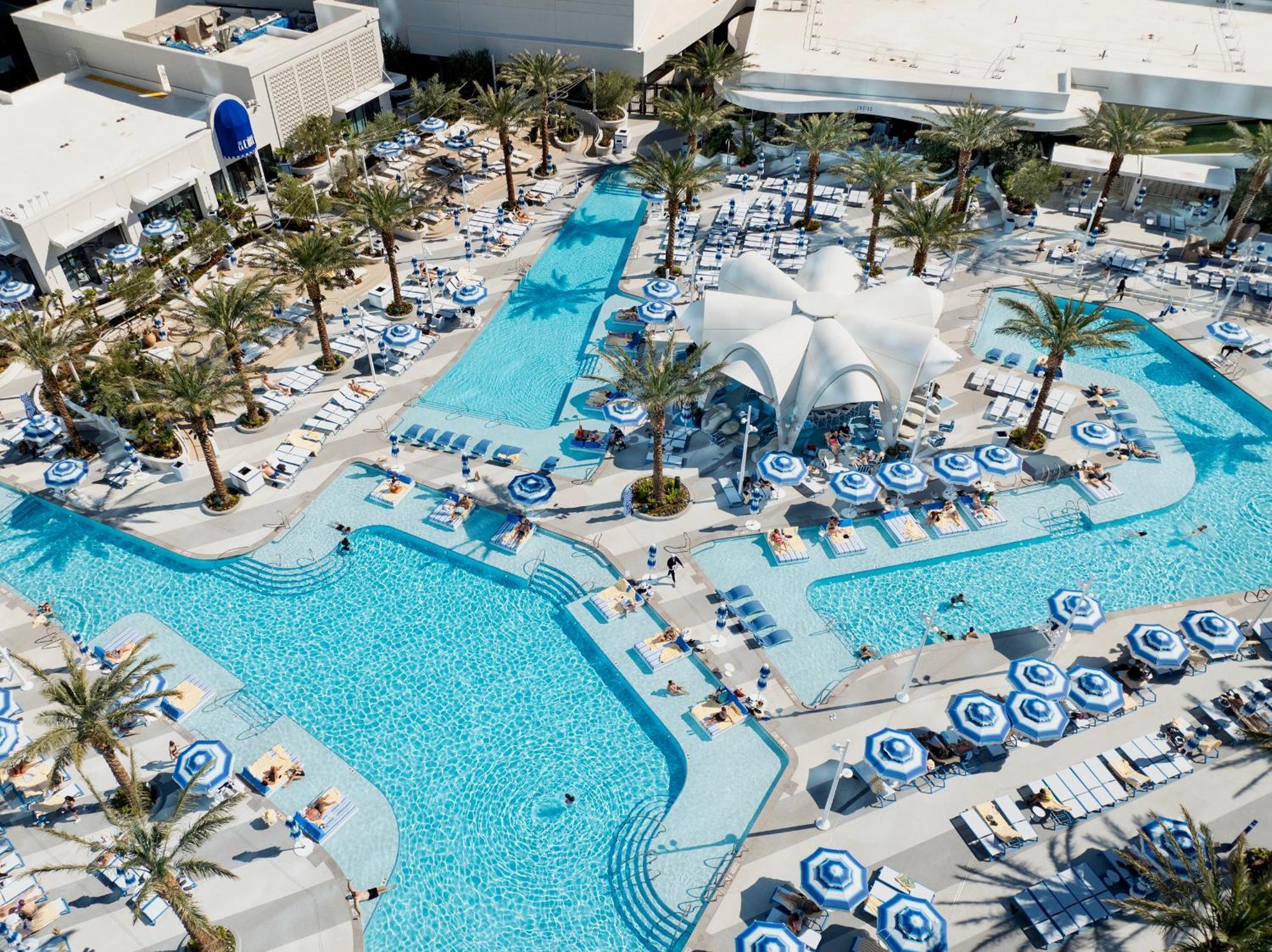 Fontainebleau Las Vegas Kültér fotó The pool at the Wynn